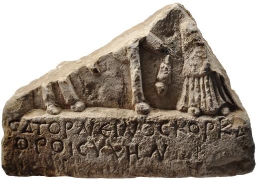 2. Saturninus un Dioskour lara Adağı Antalya Müzesi nden Yeni Adak Yazıtları 247 Stel, büyük oranda kırık ve eksik durumdadır. Stelin sağ tarafı ve alınlık kısmı eksiktir. No.
