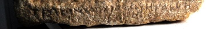 250 5. Trokondas ın Herakles e Adağı Grimsi bej renkli kireçtaşından yapılmış; üçgen alınlıklı dörtgen prizma gövdeli stel. Arkası ve yan yüzleri kabaca tıraşlanmıştır.