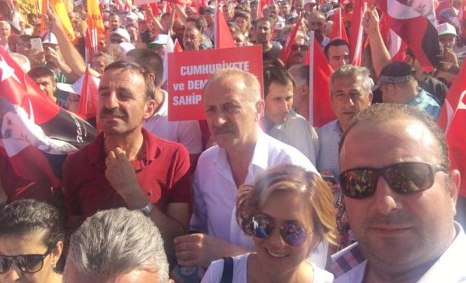 Kılıçdaroğlu'nun daha sonra mitinge katılanların onayına sunduğu manifestoda, darbe girişiminin parlementer demokrasiye karşı
