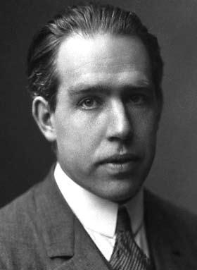 B i l i m Ö y k ü l e r i Bu münasebetsiz adam, o çocuklardan bir tanesinin, dünyanın en büyük atom bilginlerinden birisi, Niels Bohr olacağını nereden bilecekti.