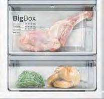 Üstelik BigBox bölmesinin üst çekmecesini ve üzerindeki cam rafı kaldırabilir ve böylece daha uzun yiyeceklere yer açabilirsiniz.