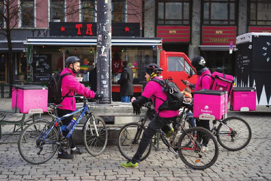 Yemek dağıtım zinciri, posta, ilaç dağıtımı gibi hizmetler için bisikletli kuryeler kullanılabilir.