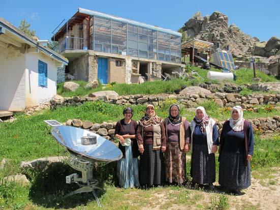 Şekil 6. Motorlu güneş-takip düzeneğine sahip yeni güneş ocağının yanında duran Şahmuratlı Köyü kadınları.