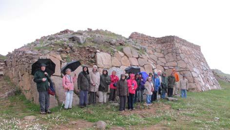 Mayıs ayında, Yozgat Müzesi nde çalışan Büyük Nefes Projesi nden meslektaşlarımız ve ODTÜ Yerleşim Arkeolojisi bölümünden öğrenciler Kerkenes arkeolojik kazı alanını ziyaret etmiştir (Şek. 8).