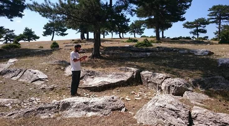 Resim 7: Kalsedonların Bulunduğu Çukurlar Kalsedonların bulunduğu bu alanda çeşitli yonga ve çekirdeklere rastlanmıştır.