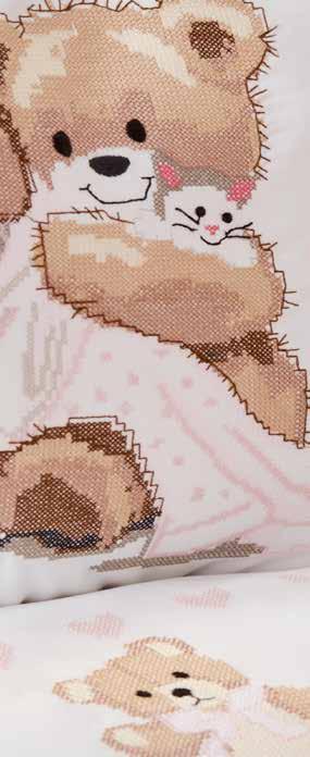 Baby Bear pink Kanaviçe nakışlarıyla farklılık yaratan %100 doğal Visco Percale kalitesindeki nevresim takımı, nakışlı triko battaniyesiyle