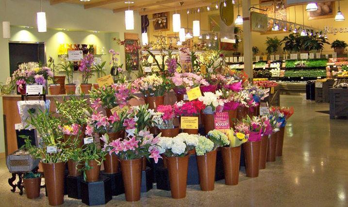 Marketin girişinde sebze ve meyvelerden daha geniş alanlara çiçekler yerleştirerek sizde