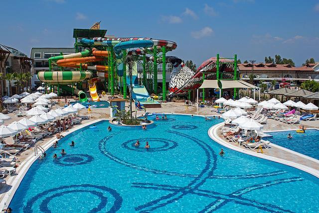 AQUAPARK, (10.00-12.00/14.00-16.00) Aqupark ımız farklı şekillerdeki 7 adet kaydırağı ile hizmetinizdedir.