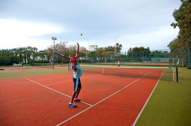 ÜCRETSİZ HİZMETLER 5 adet Tenis kortu (epoksi yumuşak zemin) Plaj voleybolu Fitness