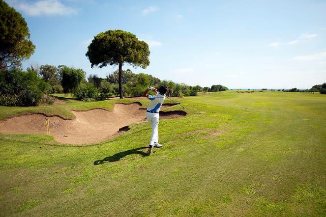 TITANIC GOLF: 27 delikli Golf alanı otele sadece 800 metre uzaklıktadır.