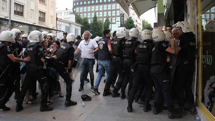 Protesto gösterilerine polis saldırıları İstanbul Kadıköy de açlık grevindeki Nuriye Gülmen ve Semih Özakça için her cuma saat 19.30 da yapılan eyleme polis izin vermedi.