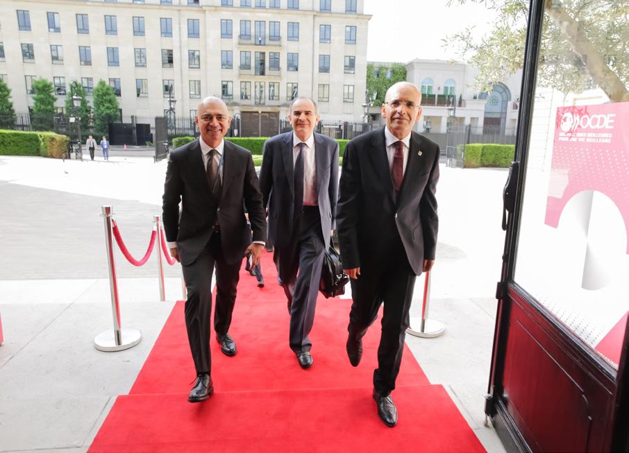 Başbakan Yardımcısı Mehmet Şimşek (sağda) OECD Forum 2017 etkinliğine gelirken.