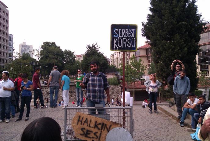 Gezi'de serbest kürsü(fotoğraf/çizim:herkes İçin Mimarlık, http://occupygeziarchitecture.tumblr.