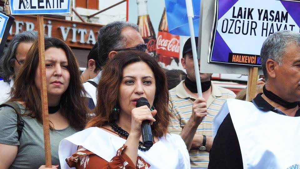 Kadın Söyeşieri 20 kadın emekçieri istifaya zorayarak eve kapatmaya çaışmaktır. Partii beediye başkanı memuru gibi bakış açısı hizmet aan haka da yansımaktadır.