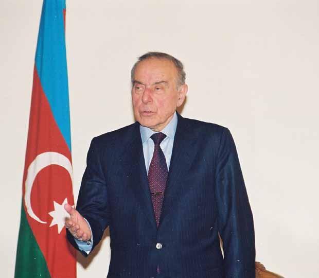 THE GİRİŞ Azerbaycan da 9 Ekim 2013 de yapılacak olan Cumhurbaşkanlığı başkanlığı seçimleri Azerbaycan halkının gelecek beş yılını belirleyecek önemli bir sürecin başlangıcı olacaktır.