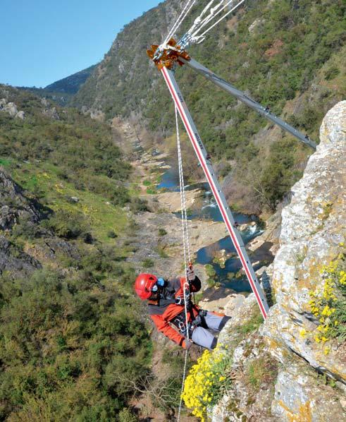 SENTOR SENTOR MONOPOD (TEK AYAK) Yükselti ve ankraj noktası yaratarak kişiyi yada sedyeyi uygun pozisyonda almak için seçilebilecek ideal bir sistemdir.