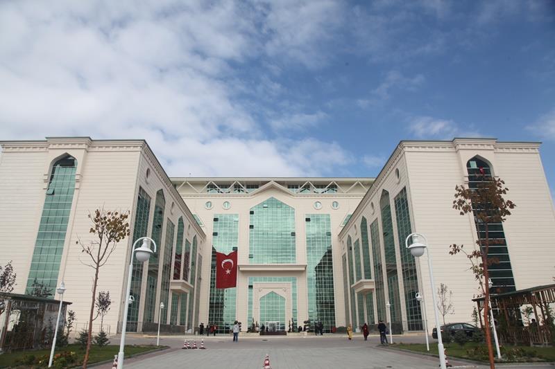 2016 tarih ve 21276 sayılı oluru ile Üniversitemize tahsis edilmiştir. Yerleşke 29.847 m² lik kapalı alana sahiptir.