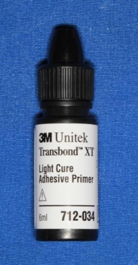Dişlerin üzerinde tebeşirimsi görüntü elde edildikten sonra adeziv primeri (Transbond XT primer, 3M Unitek, Monrovia, CA, ABD) tek kullanımlık fırça yardımıyla uygulanmıştır.