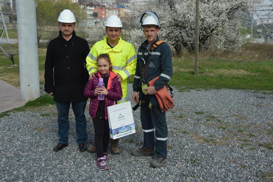 TEİAŞ İLE İŞBİRLİĞİ VE SEDAŞ A TEŞEKKÜR Minik misafirleri tarafından adeta soru yağmuruna tutulan SEDAŞ yöneticileri daha sonra ziyaret kapsamında öğrencilerin TEİAŞ İletim hatlarına ait sistemleri