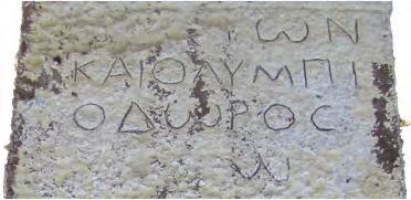 72 düşündürmüştür. 2. str. Nikaia dan Κούριος ismi için bk. SEG 29, 1317. 2. str. Aurelius gens ismi yazıtın Constitutio Antoniniana dan yani M.S. 212 yılından sonraya tarihlendiğini göstermektedir.