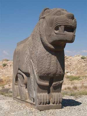 21 Anadolu medeniyetler müzesi ve Yazılıkaya kabartmalarında tanrı ve tanrıçaların boğa, aslan veya panterler üstüne basar şekilde gösterilmeleriyle belirlenmektedir (Ersoy, 2000: 418).