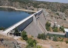 12 Beton Barajlar Ağırlık Barajları Suyun kaldırma ve döndürme kuvvetine karşı kendi ağırlıklarıyla duran masif yapılardır.