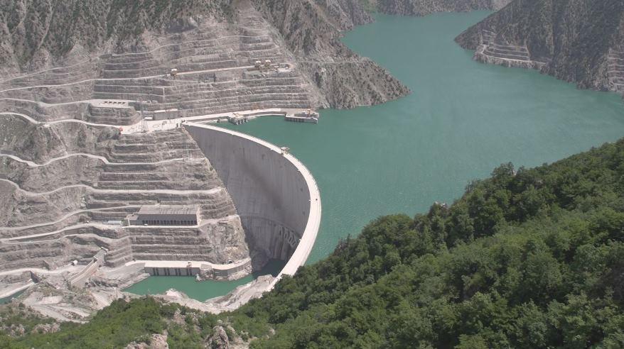 Kemer Barajlar Artvin de, Çoruh Nehri üzerinde, enerji üretme ve taşkın koruma maksadıyla inşa edilen, temelden