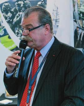 Eurosatory CEO su Patrick Colas des Francs (altta). Türk standını ziyaret eden Fransız Savunma Bakanı Jean-Yves Le Dri
