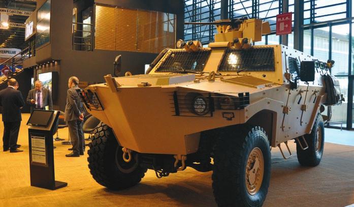 silah istasyonu taşıyan URAL. Otokar, yoğun test programı devam eden ALTAY ı ise ölçekli bir modelle sergiledi.