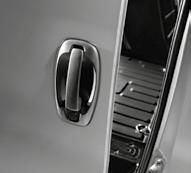 Yenilenen Fiorino Cargo, katlanan koltukları ve kolayca açılan kapılarıyla tüm yükünüzü alıyor, kompakt yapısıyla sizi diğer ticarilerin gidemeyeceği her yere