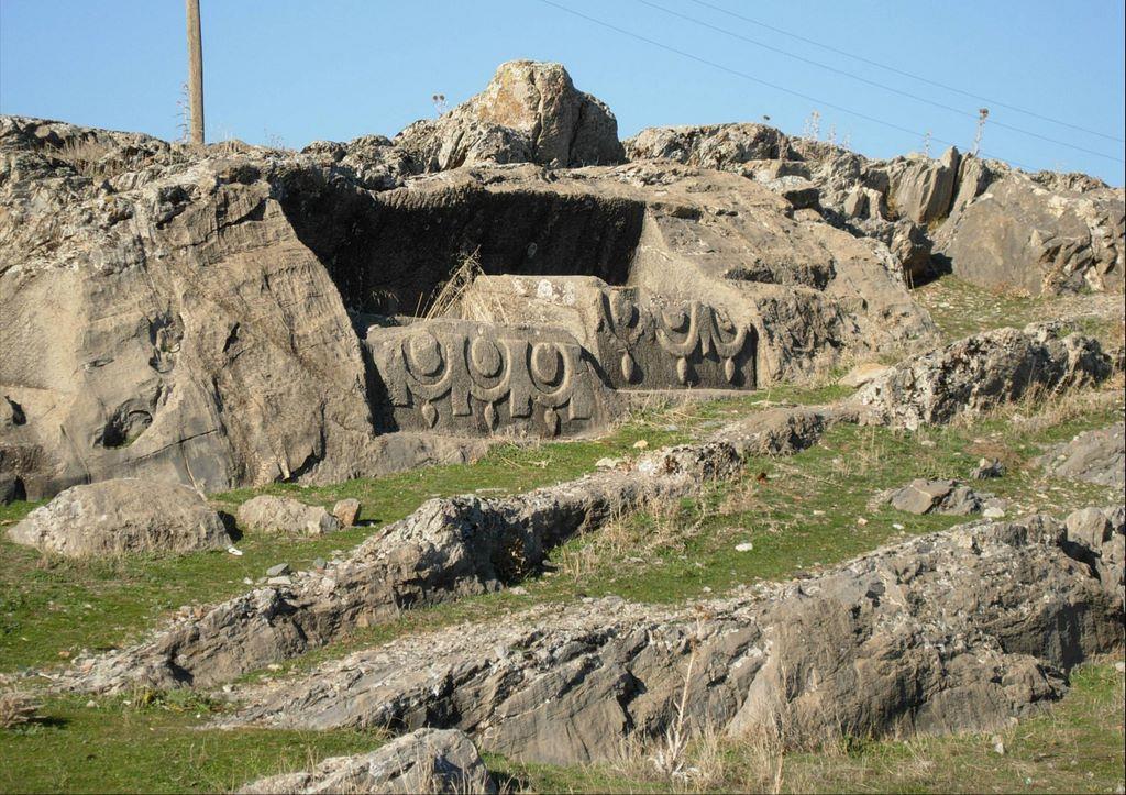 Gordion; Frigyanın Kalbi Kent Höyüğü 350x500 metre ölçüsündeki yassı bir höyük durumundaki Frig kenti, Sakarya ırmağının hemen doğusunda yer