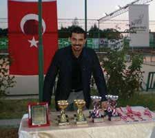 Önce okul takımına girerek başladığım bu serüvende Dokuz Eylül Üniversitesi tenis takımı olarak 2005 ve 2006 yıllarında üniversiteler liginde Türkiye 3.
