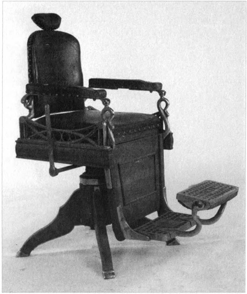 Resim 4: 1890'1ardan Koken marka meşe ve deri berber koltuğu. rik kütleden hacim boşaltmaları yaparak müdahil olduğunu görüyoruz.