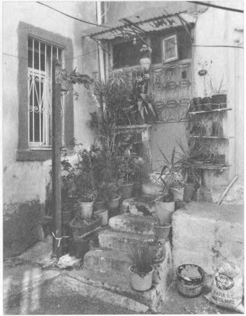 Ailenin İzmir, Selvilimescit Mahallesi'nde ilk oturdukları evin bugünkü görünümü.