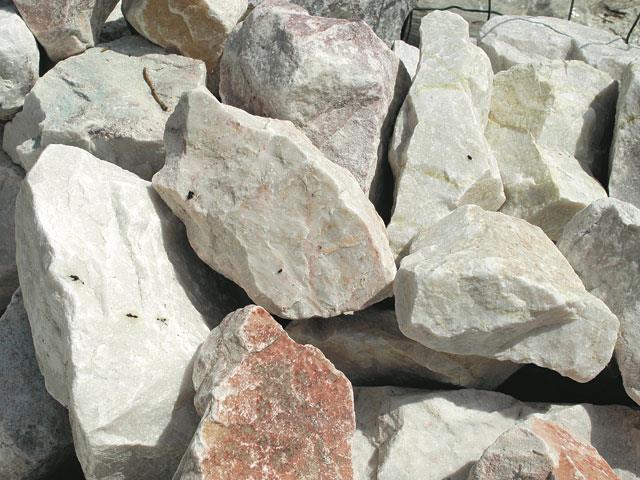 Dolomit Dolomit, kireçtaşında kalsiyum ile beraber magnezyumun yer almasıyla oluşan bir mineraldir.
