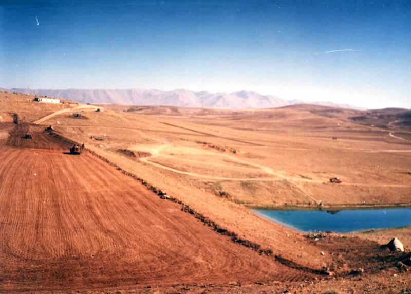 4. BULGULAR VE TARTIŞMA Fırat DUYGUN 4.2. Dikilitaş Sulama Göleti Fizibilite çalışmalarına Eylül 1987 de başlanılan Dikilitaş Sulama Gölet inin yapım aşamasına 1990 yılında gelinmiş olup (Şekil 4.
