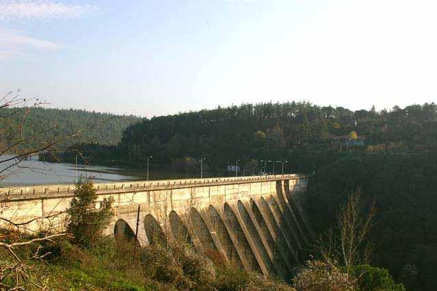 1. GİRİŞ Fırat DUYGUN daha az beton kullanılır, temel kazısı da az olur. Payandalar arasındaki yerlere kuvvet santralleri ve diğer bazı yapılar yerleştirilebilir.