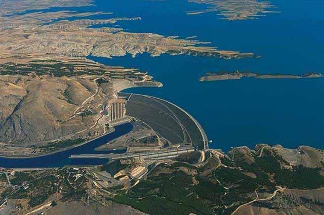 1. GİRİŞ Fırat DUYGUN barajlarımız kaya dolgu tipindedir. Bunlardan Atatürk Barajı, gövde dolgusu hacmi 84.5 milyon m³ kaya ve toprak dolgusu ile dünyada beşinci sırada yer almaktadır (Şekil 1.7).