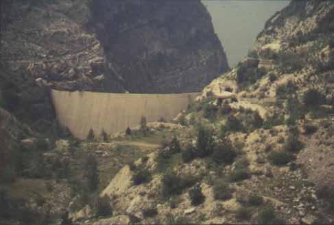 1. GİRİŞ Fırat DUYGUN Şekil 1.10. Vaiont rezervuarının heyelan malzemesiyle dolmuş hali (Ertunç, 2003) Konya da 1959 yılında yapımı tamamlanan May Barajı 27.