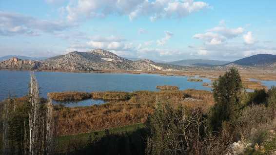 3.1.1. Gölhisar (Yamadı) Gölü Yamadı Gölü olarak da bilinen Gölhisar Gölü Burdur il merkezine yaklaşık 90 km uzaklıkta olup Gölhisar ilçesi sınırları içerisinde yer almaktadır (Şekil 3.2 ).