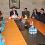 Öğrenciler, şampiyonada kazandıkları kupayla birlikte Bodrum Belediye Başkanı Mehmet Kocadon u makamında ziyaret etti.
