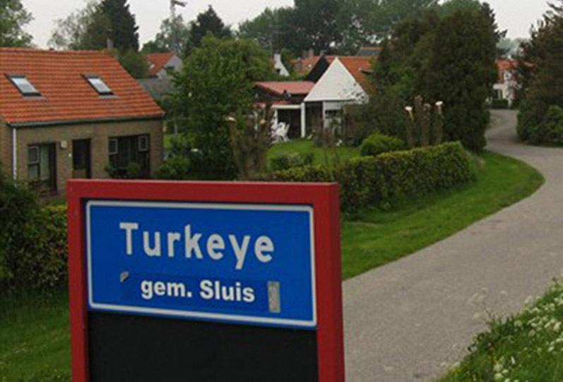 Bunlardan biri, Hollanda Belçika sınırında, Oostburg yolu üzerinde ve günümüzde de Turkeye adını taşıyor. Bu Hollanda köyünde hiç Türk yok.