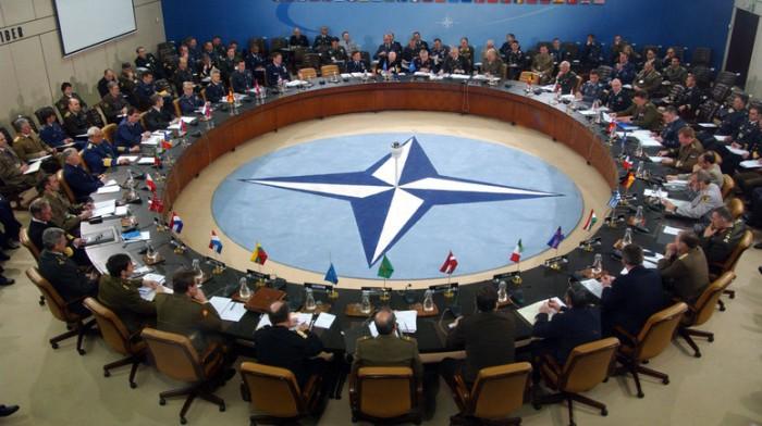 NATO'yu nasıl bir gelecek bekliyor? Dünyada yeniden şekillenen siyaset ve günden güne artan gerginlik, NATO'nun daha büyük sınavlarla yüzyüze kalacağına işaret ediyor. 27.05.