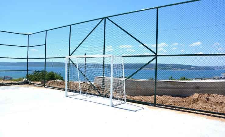 370 metrekare ergi alanı, aynı zamanda hentbol, voleybol ve futbol alanı olarak da kullanılabilen (her branşın