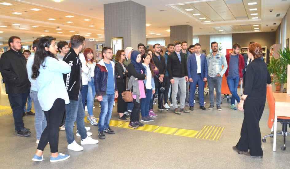 5 ÇOMÜ lü Öğrenciler, 15 Temmuz Şehitlerini Kütüphanede Ziyaret Ettiler AK Parti Genel Merkezinden Üniveritemize gelen davet üzerine ÇOMÜ Rektörlüğünün öğrencilerimiz için organize ettiği Ankara