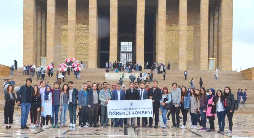 1 5 Temmuz da gerçekleştirilen hain darbe girişiminde şehit olanlar için Türkiye de ilk kez AK Parti Kütüphaneinde oluşturulan 15 Temmuz Şehitleri Anıı bölümünü ziyaret eden ÇOMÜ Öğrenci Koneyi