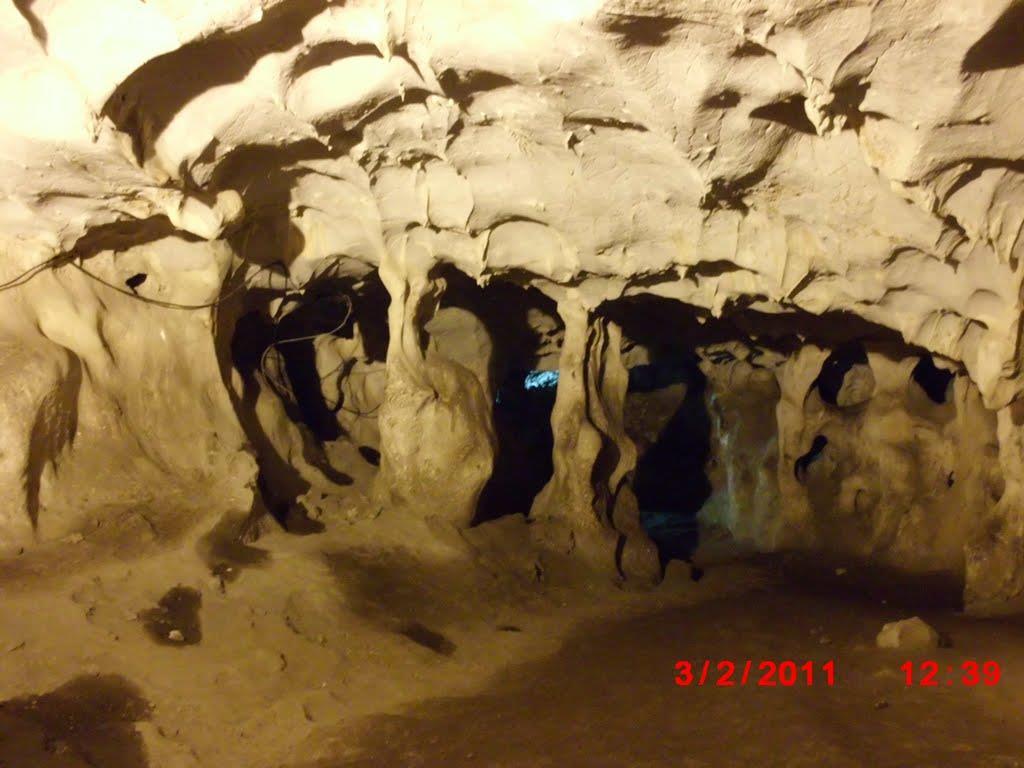 Karain, Türkiye de kazısı yapılan tek mağara siti olup Türkiye nin en