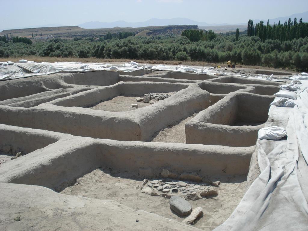 Yapılan çalışmalarda, yerleşimin tarihinin M.Ö. 8000'li yıllara dayandığı ortaya çıkarılmıştır.