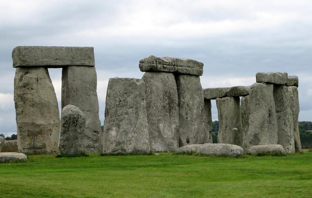 Yapı olarak dik dikilen taşların üzerine yatay taşların eklenmesi kapıyı andırmaktadır.