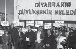 ermesi amacıyla DTP tarafından düzenlenen oturma eylemine Diyarbakır Demokrasi Platformu tarafından düzenlenen ziyarete Başbakanın Hakkari de dile getirdiği ya sev ya terk et açıklamalarına karşı 10